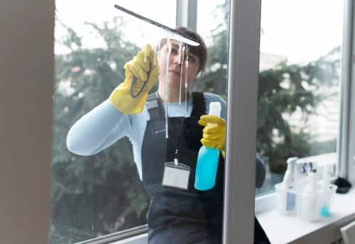 Nettoyage de vitres intérieures et extérieures à Cormery